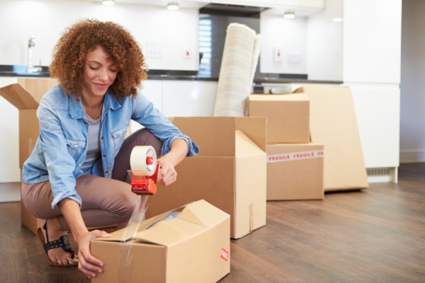 How to Use Plastic Moving Boxes When Moving - MyMovingReviews