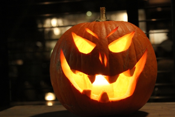 Professional pumpkin carver shares tips