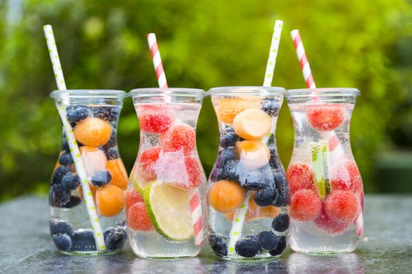 fruit infused water, Wassermelone, Melone, Blaubeeren, Limette, Minze, Garten, Deutschland