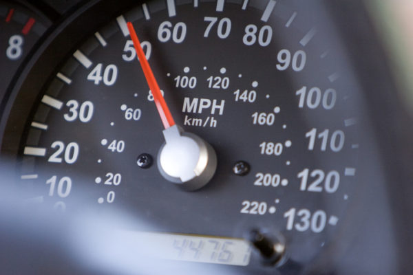 A speedometer registering 50 miles per hour, or 80 km/h.